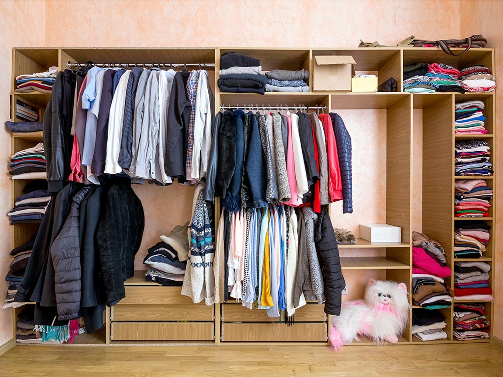 Decluttering vestiti: come avere un armadio in ordine