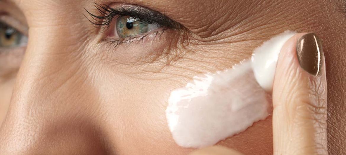 Usa una crema antirughe efficace nella skincare